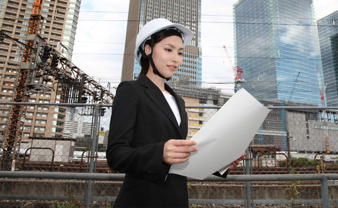 建築現場で働く美しい女性