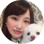紗恵子と愛犬の白い犬