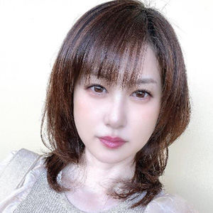 未亡人の松下梢（まつしたこずえ）