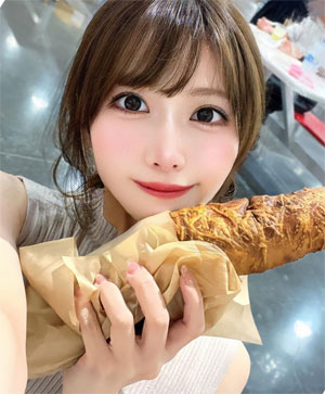 はるか（HARUKA）大きなパンを食事中