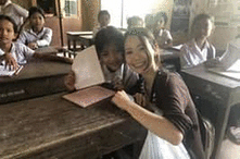名倉美琴がカンボジアの学校にいる