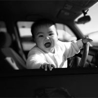 赤ちゃんの鬼島慶介が車を運転している