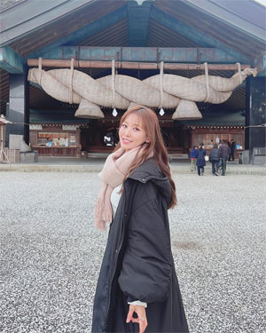 上条小百合 神社にて