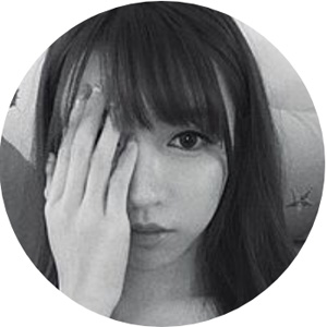 あいり（AIRI）白黒写真、片目を手で隠している