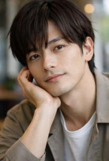 直人（なおと）頬杖をついている