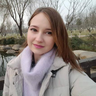 アーニャ、ロシア人の大学生